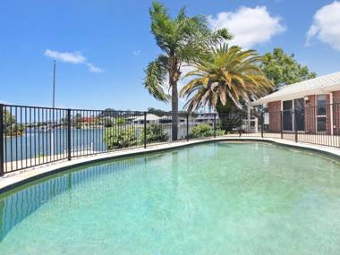 April 19 - Four Bedroom Home on Canal with Pool Pontoon Aircon & Wifi!