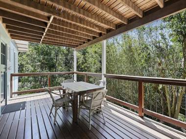 Jonnies - 134 Tramican Street