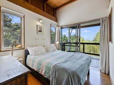 Jonnies - 134 Tramican Street