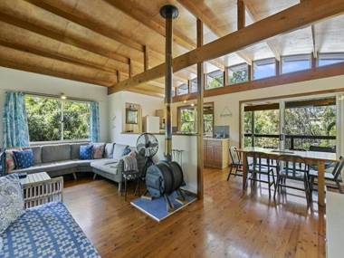 Jonnies - 134 Tramican Street