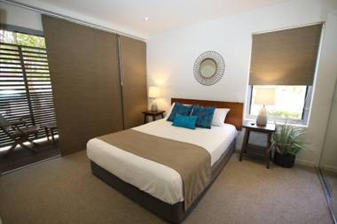 Waves 8 - 2 minutes stroll to the beach + pool