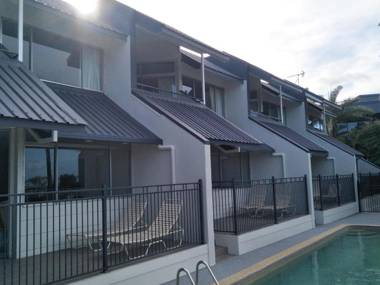 Airlie Seaview Apartments