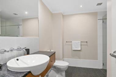 Belle Escapes - Poolside Ground Floor Apartment Alamanda Beachfront Resort "41"