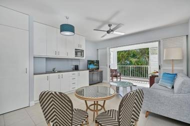 Palm Cove Paradise - Couples spa beach getaway