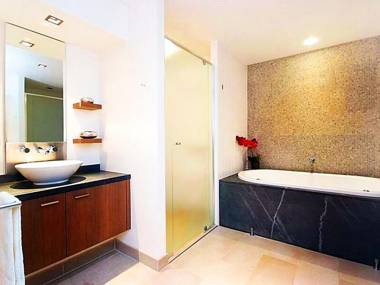 Temple 121 Modern Spacious Palm Cove 2 Brm 2 Bth Resort Apartment With Courtyard