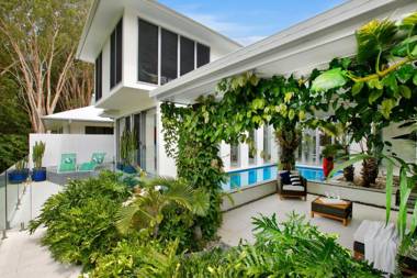 Tranquil Waters: Luxury Retreat in Oceans Edge