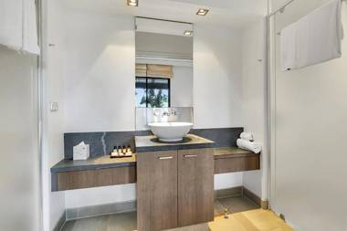 Swim Out Apartments in Triton Street Beachfront Resort Palm Cove