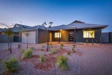 8 Kestrel Place - PRIVATE JETTY & POOL