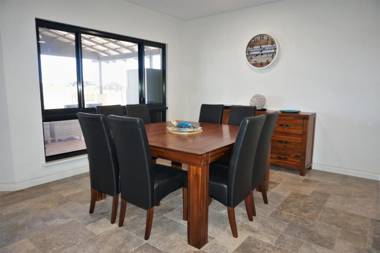 27 Corella Court - Exquisite Marina Home With a Pool and Wi-Fi