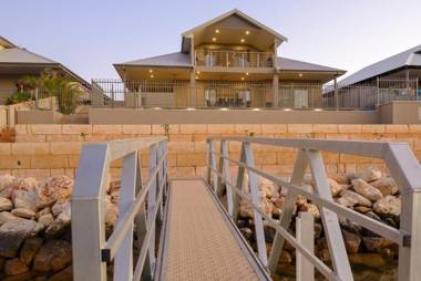 5 Kestrel Place - PRIVATE JETTY & POOL