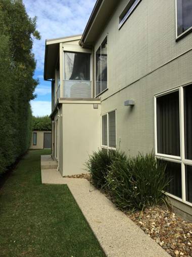 Grand Escape McKenzie - solar heated Pool WiFi Netflix 5 bdrm 4bthrm