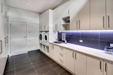 Banksia House - Executive Property Mansfield Vic