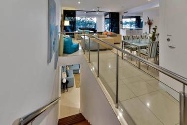 Edge 2 Ocean Front Luxury 3 Bedroom Split Level Spacious With Sofa Bed + Buggy