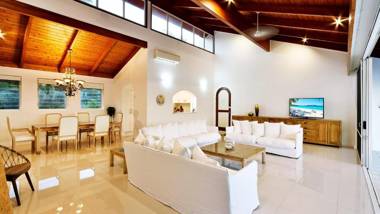 Bella Vista E9 - Ocean View Spacious 2 Bedroom with golf buggy