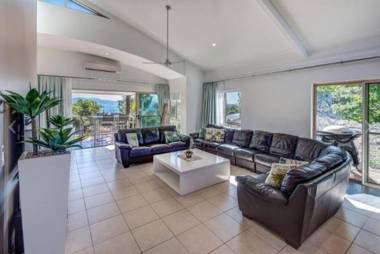 Cooinda Gardens 6 on Hamilton Island by HamoRent