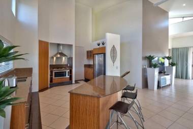 Cooinda Gardens 6 on Hamilton Island by HamoRent