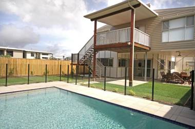 15 Wave Crescent Mount Coolum - Pet Friendly WIFI Foxtel Linen Included