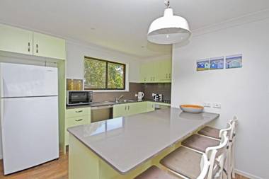 Red Door Beach House - Marcoola Beach - PET FRIENDLY FOXTEL WIFI 500 BOND Linen Supplied