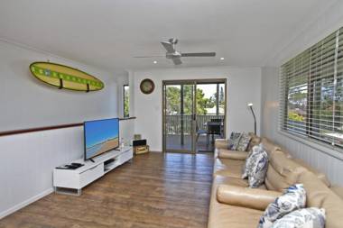 Red Door Beach House - Marcoola Beach - PET FRIENDLY FOXTEL WIFI 500 BOND Linen Supplied