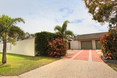 6 Petrie Ave Marcoola Pet Friendly Linen supplied
