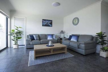 Mollymook Luxury Beachfront Apartment 3