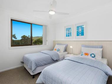 Shoreline Six With Ocean Views To See The Whales