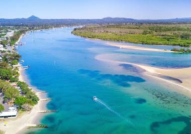 Sunshine Beach Retreat - 3 Bedroom Family Apartment - Wifi - Netflix - 2 Cars