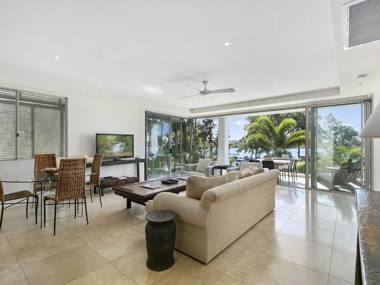 Stunning Riverfront Apartment in Noosaville - Unit 2 Wai Cocos 215 Gympie Terrace