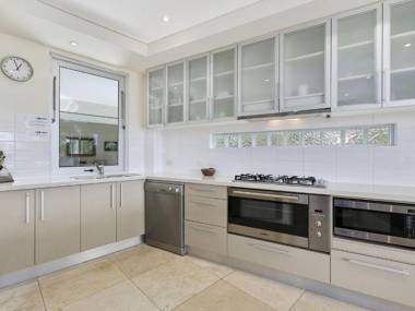 Stunning Riverfront Apartment in Noosaville - Unit 2 Wai Cocos 215 Gympie Terrace