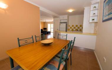 Beach Court - Airlie Beach