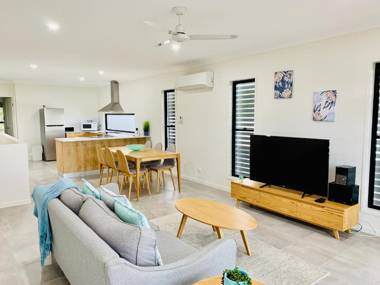 DAYDREAMING Airlie Beach Water views & only 200m to boardwalk.