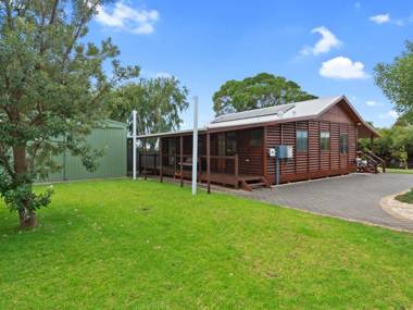 The Log Cabin - 47 Jetty Road