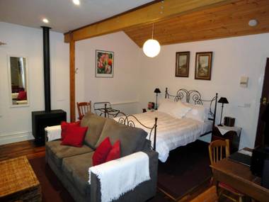 Stone's Throw Cottage Bed and Breakfast