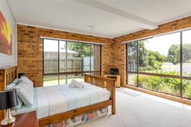 Sany Views: 10min walk to beach