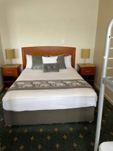 503 On Princes Drive Motel