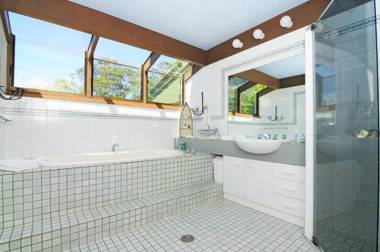 Yeola - Lush location with river access!