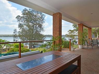 The House on the Lake @ Fishing Point Lake Macquarie - honestly put the line in and catch fish