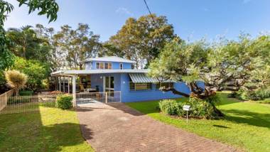 Bribie Beach House Waterfront directly across the road - Solander Esp Banksia Beach