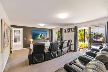 Coorumbong 36 - Six Bedroom Canal Home With Pool