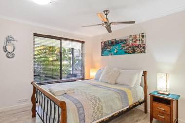 Coorumbong 36 - Six Bedroom Canal Home With Pool