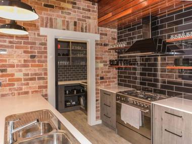 Luxury on Lewis - 6 Lewis Road