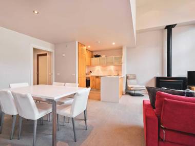 Snow Stream 1 Bedroom and loft with gas fire garage parking and mountain view