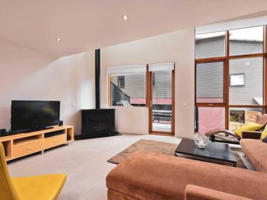 Snow Stream 2 Bedroom and loft with gas fire garage parking and balcony