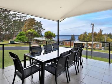Panorama @ the Lake - Pet Friendly - 15 Mins to Hyams Beach
