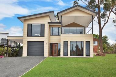 Panorama @ the Lake - Pet Friendly - 15 Mins to Hyams Beach