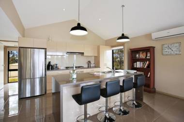 Panorama @ the Lake - Pet Friendly - 15 Mins to Hyams Beach