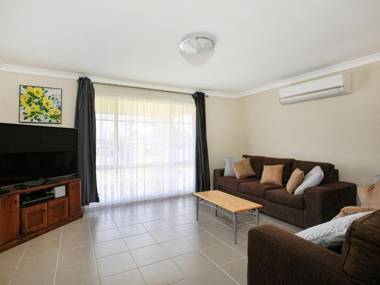 Kingfisher - Pet-Friendly - 10 Mins to Hyams Beach