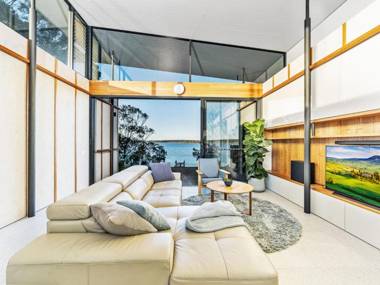 ESTUARY HOUSE Basin View 4pm check out Sundays