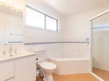 Sunset Place' 1/29 Sunset Boulevard- gorgeous townhouse so close to the water