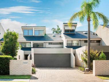 15 'The Moorings' 4 Cromarty Road - stunning with water views & pool